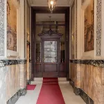 Stunning Cupola Apt-Steps From San Babila & Duomo