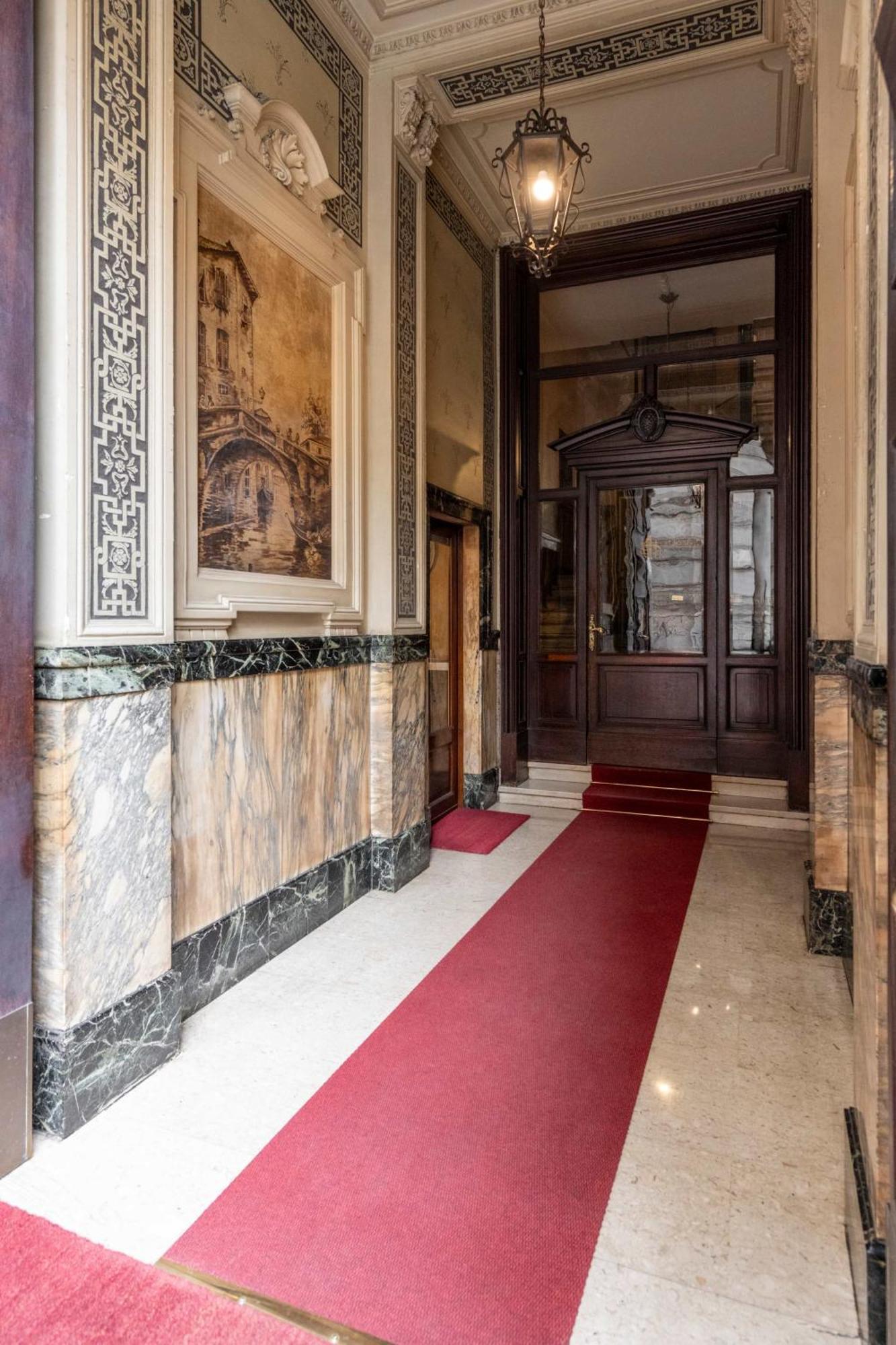 Stunning Cupola Apt-steps From San Babila & Duomo Apartment